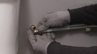 Insertion raccord coudé à compression