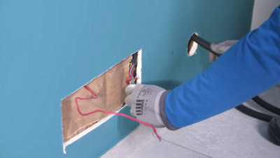 Personne tirant sur câble au niveau du mur