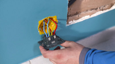 Raccord des fils du mur à la prise