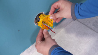 Fil dans boite d'encasrement qui va au mur
