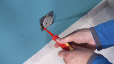 Vissage de la prise dans boite encastrement au mur