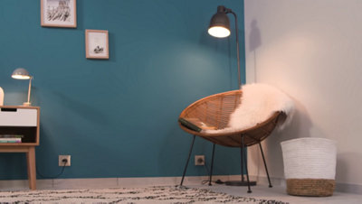 pièce avec prise bas du mur, chaise, lampe et meuble à gauche