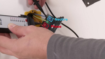 Teste de la tension des fils avec un testeur de tension