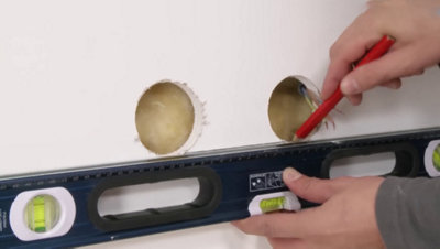 Traçage avec crayon et niveau des repères au mur