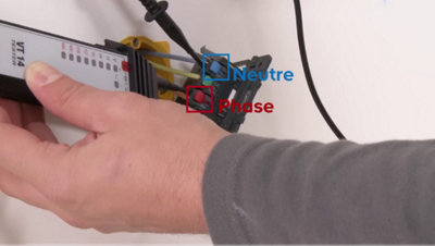 Personne teste tension de la prise