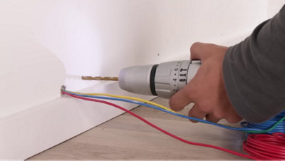 Perçage avec perceuse dans le mur