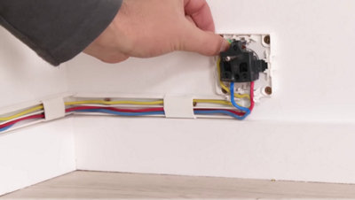 Branchement de la prise électrique en saillie