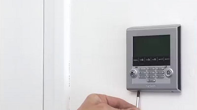 Étape 7 : poser le clavier de commande