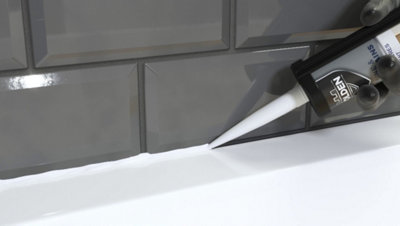 application du ruban de joint silicone