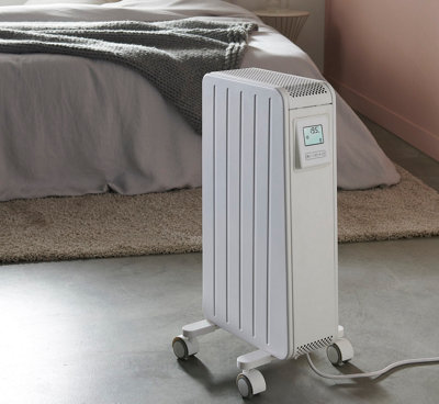 Un radiateur d'appoint mobile dans une chambre