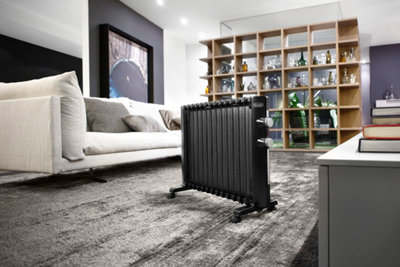 Un radiateur panneau rayonnant dans un grand salon