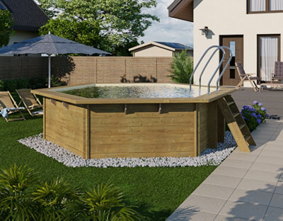 Une piscine semi-enterrée