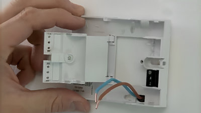 Faites passer les fils électriques dans le trou prévu