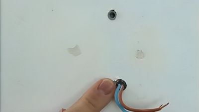 utilisez la perceuse pour percer sur les repères.