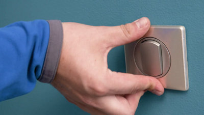 Personne fixant cache sur l'interrupteur