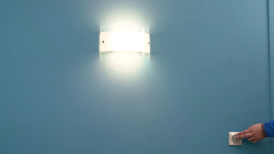 Personne allumant lumière avec l'interrupteur