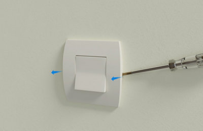 Personne enlevant cache interrupteur avec tournevis