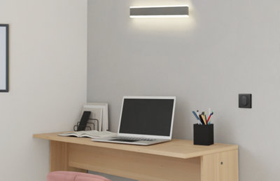 Résultat avec interrupteur et lumière allumée au dessus d'un bureau