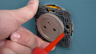 Fixation prise au mur avec tournevis