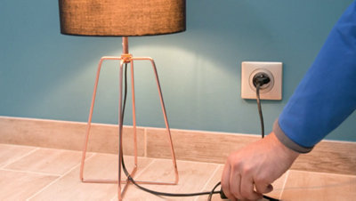 Lampe branchée et alumée