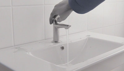Ouvrez ensuite les robinets de la maison et tirez les chasses d'eau