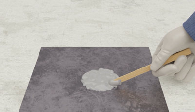 À l'aide d'une spatule, mélangez bien les composants jusqu'à obtenir une couleur uniforme et une pâte homogène