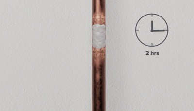 Une fois le produit appliqué sur le trou présent dans le tuyau en cuivre, attendez 2 heures avant la remise en eau