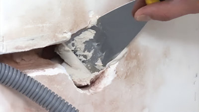Application enduit dans le trou avec spatule