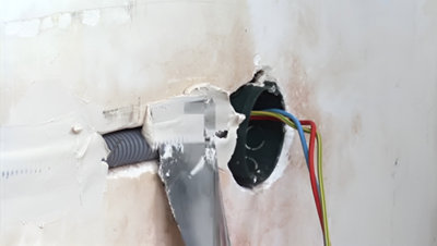 Application enduit dans le trou avec spatule