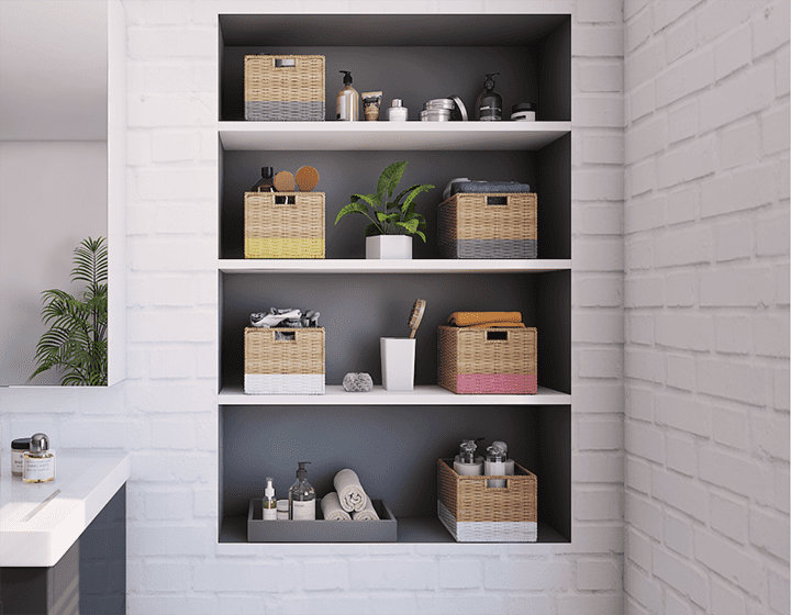 niche murale aménagée avec des paniers en osier colorés et des objets de décoration.
