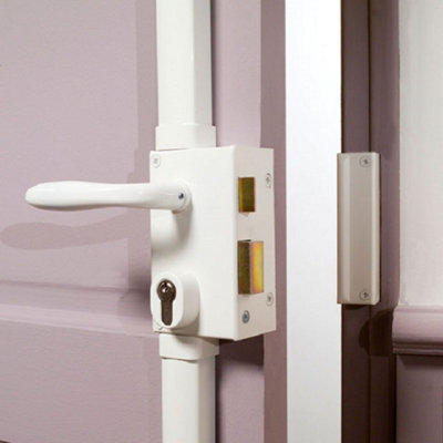 Poignée serrure en applique sur une porte violette