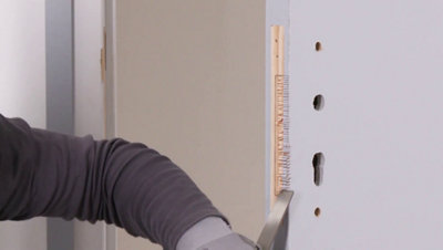Personne entaillant la porte avec ciseaux à bois