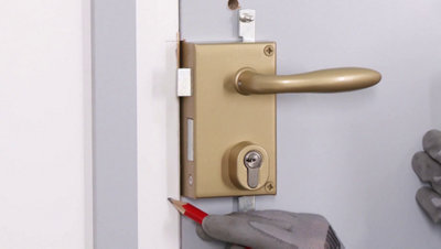 Traçage repère sur le bâti de porte