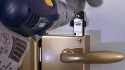 Fixation encoche première platine sur porte