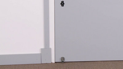 Platine fixée bas de la porte