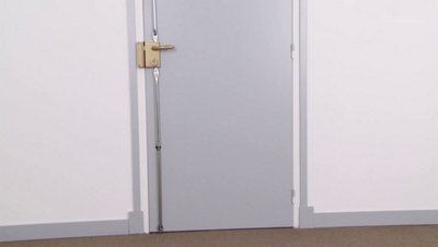 Tige posée sur la porte