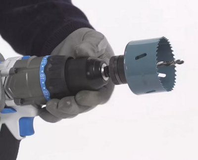 Installation de la scie cloche sur la perceuse électrique