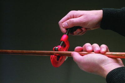 Comment utiliser un coupe-tube cuivre