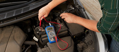 Utilisation d'un multimètre sur une batterie de voiture