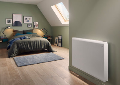 Chambre avec un radiateur blanc accroché au mur au premier plan