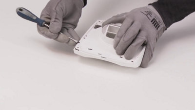 Ensuite ouvrez les capots de protection