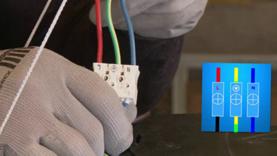 Dénudez les fils de votre installation sur 1 centimètre