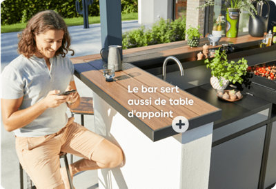 Le bar sert aussi de table d'appoint