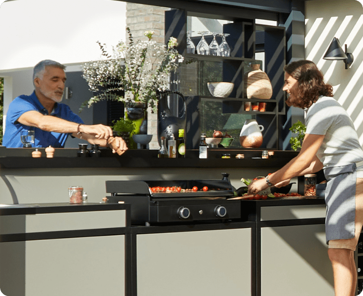 Une cuisine d'extérieure bien équipée