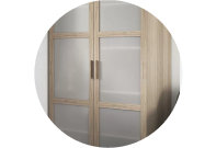 Porte de placard transparente en bois clair fermée