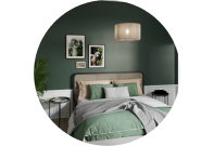 Lustre beige dans chambre à coucher couleur verte