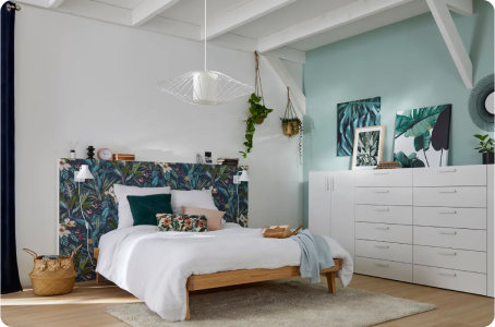 Tête de lit en papier peint fleuri dans une chambre