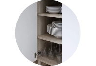 Intérieur d'un placard avec des assiettes blanches