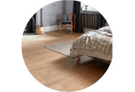 Sol stratifié bois clair dans une chambre à coucher
