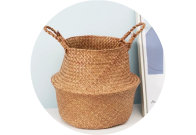 Panier de rangement en osier devant mur blanc